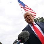 　ホワイトハウスで報道陣の質問に答えるトランプ米大統領＝７日、ワシントン（ロイター＝共同）
