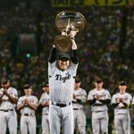 　リーグ優勝を決め、トロフィーを掲げる阪神・藤川監督＝甲子園