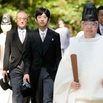 　伊勢神宮内宮の参拝に向かわれる秋篠宮家の長男悠仁さま＝８日午前、三重県伊勢市