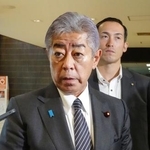 　外務省で記者団の取材に応じる岩屋外相＝８日午前