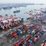 　中国山東省青島市の港に停泊するコンテナ船＝８月（共同）