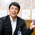 　自身のスマートフォンを手に、インタビューに答える愛知県豊明市の小浮正典市長