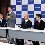 　石川県輪島市での法律事務所開所について、記者会見する平良卓也弁護士（左から３人目）ら＝８日午前、金沢市