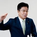 　記者団の取材に応じる加藤財務相＝８日午後、津市