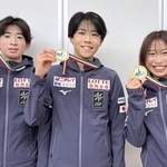 　ジュニアＧＰシリーズ第３戦イタリア大会で獲得したメダルを掲げる（左から）植村駿、西野太翔、金沢純禾＝８日、羽田空港