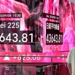 　日経平均株価の終値４万３６４３円８１銭を示す電光表示＝８日午後、東京都中央区