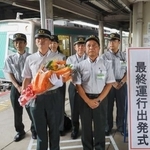 　京都市営地下鉄烏丸線の竹田駅で行われた初期車両の引退セレモニー。手前左は花束を手にする長尾耕太郎さん＝８日午後
