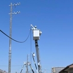 　突風被害のあった静岡県牧之原市で行われる電気の復旧作業＝８日午後