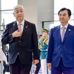 　韓国国防省に入る中谷防衛相。右は韓国の安圭伯国防相＝８日、ソウル（共同）