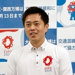 　大阪府庁で取材に応じる吉村洋文知事＝８日午後