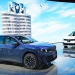 　ドイツ・ミュンヘンの「ＩＡＡモビリティ」で報道陣に披露されたＢＭＷの新型ＥＶ「ｉＸ３」＝８日（共同）