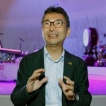 　大阪・関西万博会場でのイベントを前に、取材に応じる小泉八雲のひ孫の凡さん＝８日午後、大阪市此花区の夢洲