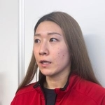 　羽田空港で取材に応じる石川＝８日