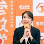 　参政党の記者会見に出席した豊田真由子氏＝８日午後、国会