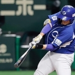 　三菱自動車岡崎戦の８回、勝ち越し犠飛を放つ王子・吉岡＝東京ドーム