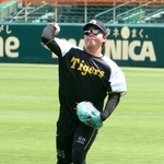 　リーグ優勝決定から一夜明け、練習する阪神・村上＝甲子園