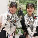 　パレスチナのブースでガイドを務める柳瑠音さん（右）と山中李咲さん＝大阪市此花区の夢洲