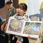 　パレスチナのブースでガイドを務める山中李咲さん＝大阪市此花区の夢洲