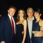 　富豪のジェフリー・エプスタイン氏（手前右から２人目）とドナルド・トランプ氏（同左端）ら＝２０００年１２月、米フロリダ州（ゲッティ＝共同）