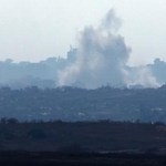 　煙が上がるパレスチナ自治区ガザ北部＝７日、イスラエル南部スデロト近郊から撮影（共同）