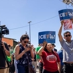 　人種などに基づく移民取り締まりを当面容認した米最高裁の判断に抗議する人々＝８日、ロサンゼルス（ロイター＝共同）