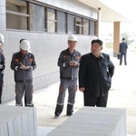 　病院の建設現場を視察する北朝鮮の金正恩朝鮮労働党総書記（手前右端）＝８日、北朝鮮北西部亀城（朝鮮中央通信＝共同）