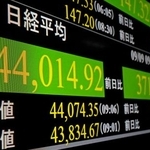 　一時４万４０００円台を付けた日経平均株価を示すモニター＝９日午前、東京・東新橋