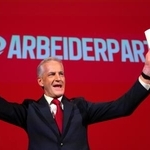 　８日、議会選の結果を受け両手を上げるノルウェーのストーレ首相＝オスロ（ゲッティ＝共同）
