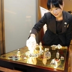 　田中貴金属工業がタカラトミーと共同制作した「純金製人生ゲーム」＝２０１９年、福岡市
