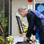 　献花する小林順子さんの父賢二さん＝９日午前、東京都葛飾区