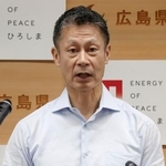 　広島県庁で記者会見する湯崎英彦知事＝９日午前