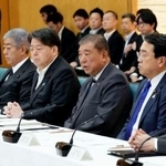 　米国の関税措置に関する総合対策本部の会議で、あいさつする石破首相（右から３人目）＝９日午前、首相官邸