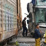 　８日、貨物列車と衝突して破損したバス＝メキシコ・アトラコムルコ（ＡＰ＝共同）