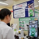 　セブン-イレブン・ジャパンが試験導入した、離れた場所からの接客を可能にするモニター＝９日午前、東京都荒川区