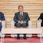 　閣議に臨む（左から）村上総務相、石破首相、加藤財務相＝９日午前、首相官邸
