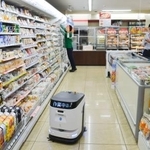　セブン-イレブン・ジャパンが試験導入した、店舗の床を清掃するロボット＝９日午前、東京都荒川区