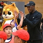 　小学校で児童と交流する陸上男子のレツィレ・テボゴ＝９日、東京都港区