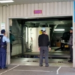 　女児が乗っていたベビーカーが落下する事故があった機械式駐車場＝９日午後１時１６分、大阪市北区