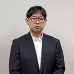 　子どもへの不適切な言動などを調査する委員による会合後、取材に応じる所寿弥弁護士＝９日午前、名古屋市役所