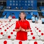 　「微博（ウェイボ）」に投稿された、中国湖北省の武漢大大学院の入学式で使用された椅子の画像（画像の一部が加工されています、共同）