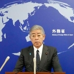 　記者会見する岩屋外相＝９日午後、外務省