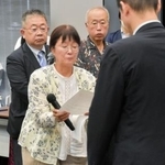 　要請書を手渡す「長生炭鉱の水非常を歴史に刻む会」の井上洋子共同代表（中央）＝９日午後、東京・永田町の参院議員会館