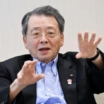 　インタビューに答える日本商工会議所の小林健会頭
