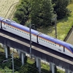 　東北新幹線で回送運転中に停車した新型車両「Ｅ８系」＝６月、栃木県那須塩原市