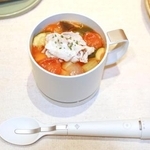 　キリンホールディングスが発売した、減塩食品の塩味やうまみを増強する「エレキソルト　カップ」。下は「エレキソルト　スプーン」