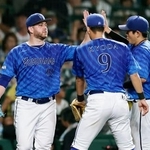 　７回を終え、好守を見せた右翼手蝦名（右）とタッチを交わすＤｅＮＡのケイ＝甲子園