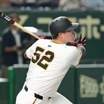 　１回巨人１死満塁、リチャードが左越えに満塁本塁打を放つ＝東京ドーム