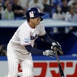 　６回ヤクルト２死一、二塁、北村恵が右中間に逆転の２点二塁打を放つ＝神宮