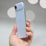 　主力スマートフォンの新機種「ｉＰｈｏｎｅ（アイフォーン）エア」＝９日、カリフォルニア州クパチーノ（ロイター＝共同）