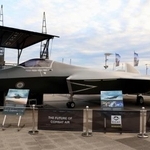 　日本、英国、イタリアが共同開発する次期戦闘機の実物大模型＝９日、ロンドン（共同）